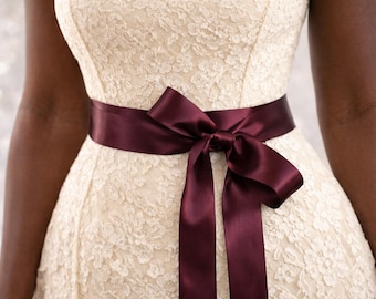 Elegante faja nupcial de doble cara en color burdeos: cinturón de color personalizado para vestidos de novia, damas de honor o niñas de las flores - Rojo otoño oscuro