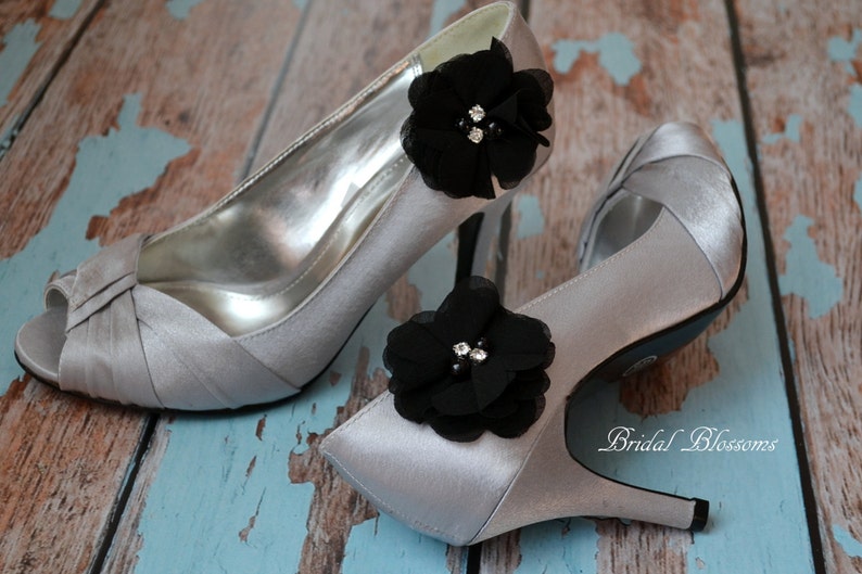 à pinces à chaussures noires duveteuses en mousseline de soie Perle strass Mariage Nuptiale Fleurs chaussures Cadeau de mariée demoiselle d'honneur Fleurs en tissu image 4