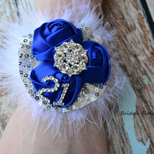 2024 Ensemble de corsage et boutonnière fleur en satin bleu royal argent blanc | Bracelet élastique plumes pailleté pour le bal des finissants Inspiré de Gatsby le