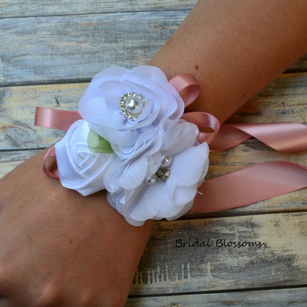 Corsage de poignet fleur de satin en mousseline de soie or rose blanc | Mariage d'inspiration vintage | Mère de la mariée | Douche nuptiale | Pâques | Boutonnière