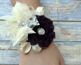 Beau corsage au poignet fleur en mousseline de soie aubergine et ivoire | Corsage de mariage | Mariage d'automne à la campagne | Mère de la mariée | Violet foncé | perle