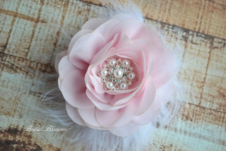 Pince à cheveux fleur en mousseline de soie rose clair pièce de cheveux de mariée d'inspiration vintage Fascinateur de mariage Fille de Fleur Plumes Perle Strass Blanc image 3