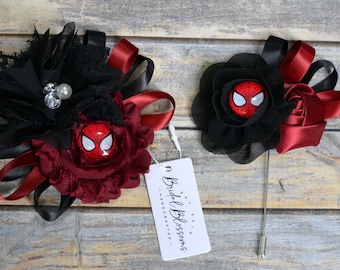 Conjunto de ramillete y boutonniere inspirados en superhéroes: ramillete elástico para muñeca con flores de diamantes de imitación, diseño de Spiderman, color negro y burdeos.