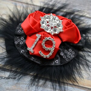 2025 Schwarz Rot Satin Blume Handgelenk Corsage & Boutonniere Set | Pailletten-Feder-elastisches Armband-Abschlussball-Heimkehr-Gatsby inspiriert Heimkehr