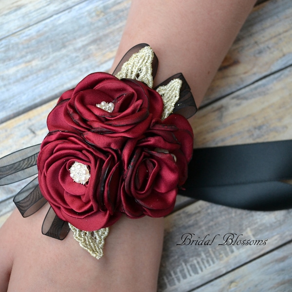 Dunkelrote schwarze Blumen Handgelenk Corsage | Vintage inspirierte Hochzeit | Satin Versengte Rosen Blattgold | Mutter der Braut Bridal Shower Prom Burgund