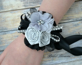 Fiore all'occhiello da polso in chiffon di raso nero e argento / Braccialetto elastico / Ballo di fine anno / Ispirato a Gatsby / Sposa Madre Grigio