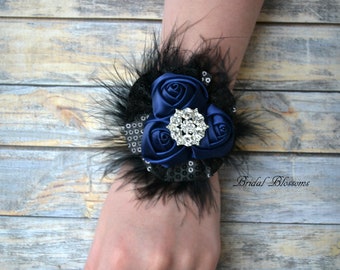 Ensemble corsage et boutonnière de poignet fleur satin bleu marine | Bracelet élastique en plumes à sequins | Prom Homecoming Gatsby inspiré bleu foncé