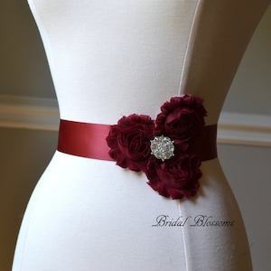 LORYN Vintage Inspirierte Braut Schärpe | Shabby Chiffon Blumen Brautkleid Schärpe | Gürtelband | Brautjungfern | Strass | Burgund