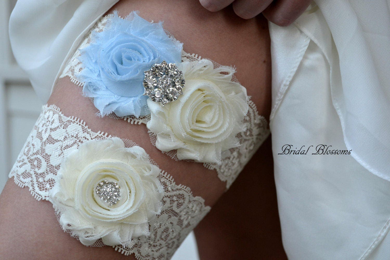 Set Giarrettiere Sposa In Pizzo Floreale Con Perle - Accessori Per Gambe (Blu E Bianco, M) - 3