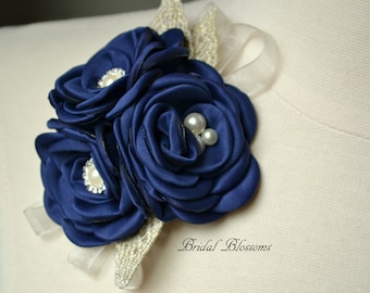 Marineblauw ivoor bloem corsage | Vintage geïnspireerde bruiloft | Satijn geschroeide rozen bladgoud | Bruids babyshower prom pols of speld op