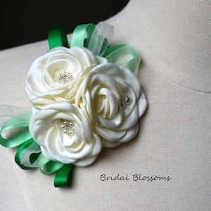 Elfenbein Smaragd Mint Grün Blumen Handgelenk Armband & Boutonniere | Hochzeit Satin Rosen | Mutter der Braut Braut Baby Shower Abschlussball Heimkehr