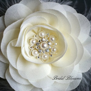 BESTSELLER - Elfenbein Chiffon Blumen Haarspange | Vintage inspirierte Braut Haarteil | Fascinator | Blumenmädchen Federn Perle Strass