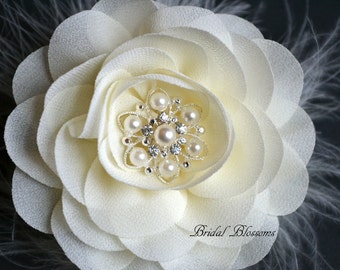 BESTSELLER - Elfenbein Chiffon Blumen Haarspange | Vintage inspirierte Braut Haarteil | Fascinator | Blumenmädchen Federn Perle Strass