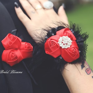 Rot Schwarz Satin Blume Handgelenk Corsage & Boutonniere Set | Pailletten-Feder-elastisches Armband | Abschlussball Heimkehr Gatsby inspiriert | Andenken Blume