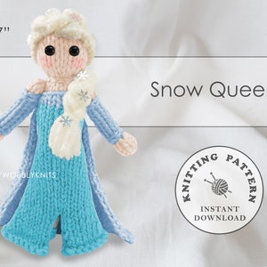 Könnte beinhalten: Strickanleitung für eine Schneekönigin-Puppe, 15-18 cm groß. Die Puppe trägt ein blaues und weißes Kleid mit einem weißen Umhang und einem Zopf. Das Muster ist ein sofortiger Download.