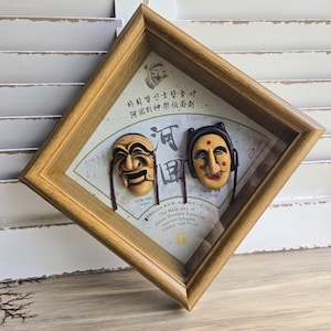 Korean Masks Yangban And Bune In Shadow Box The Mask Play Of Hahoe Byeolsin Exorcism