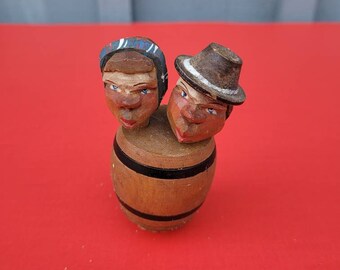 Vintage Anri Carved Kissing Couple In Barrel With Lever Cork Bottle Stopper (Needs Cork Replaced)