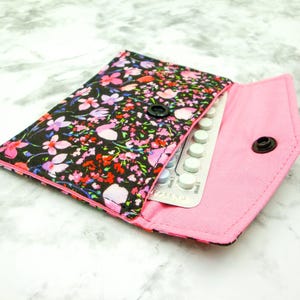 Mini billetera floral Cottagecore, titular de tarjeta de regalo reutilizable, linda funda de píldora anticonceptiva acolchada de bosque, regalo para ella, estuche de tarjeta de visita
