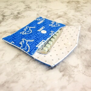 Billetera pequeña de los Detroit Lions, tarjetero reutilizable, llavero azul, regalo para ella, funda para pastillas anticonceptivas, tarjetero