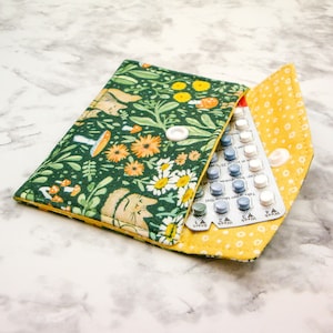 Cartera pequeña Cottagecore Cats, tarjetero reutilizable, tarjetero, funda para pastillas anticonceptivas, llavero con cierre a presión, regalo para ella