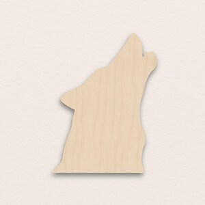 Puede incluir: Recorte de madera con forma de lobo aullando. La madera clara tiene un acabado liso. La cabeza del lobo está inclinada hacia atrás, con la boca abierta. Un diseño simple pero llamativo, ideal para manualidades o decoración.