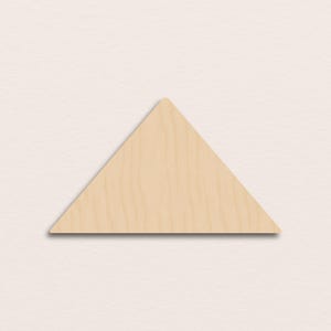 Op de afbeelding: Een lichtgekleurde houten driehoek met een afgeronde bovenhoek. De houtnerf is zichtbaar en de vorm is plat. De driehoek is een eenvoudige geometrische vorm, waarschijnlijk voor knutsel- of decoratieve doeleinden.