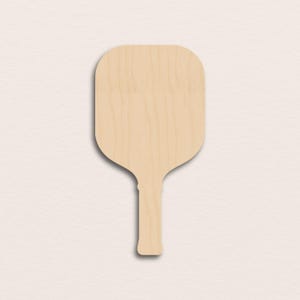 Peut inclure: Une pelle à pizza en bois de couleur claire, avec une tête en forme de palette et un long manche. Le grain du bois est visible, et la pelle est conçue pour transférer les pizzas dans et hors d'un four. La poignée est conçue pour une prise facile.