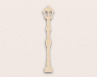 Könnte beinhalten: Aus Holz gefertigte dekorative Straßenlaterne. Die Lampe hat einen rechteckigen Sockel, einen langen, geschwungenen Pfosten und eine detaillierte Oberseite mit ausgeschnittenen Formen. Das Holz hat eine natürliche, hellbraune Farbe, der Hintergrund ist cremeweiß.
