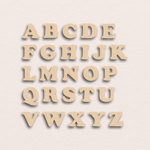 Può includere: Lettere maiuscole in legno dell'alfabeto dalla A alla Z, disposte in file. Le lettere sono in un carattere serif e hanno un aspetto di venatura del legno naturale. Le lettere sono distanziate uniformemente e proiettano un'ombra sottile.