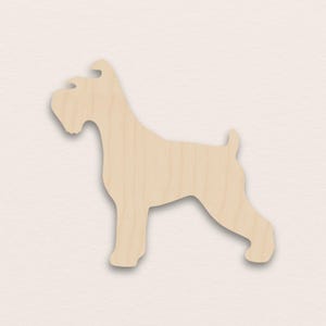 Pode incluir: Silhueta de madeira de um cão Schnauzer. O cão é retratado em posição de pé, com um acabamento castanho claro sem pintura. O recorte destaca as características distintivas da raça, incluindo a sua barba e cauda.