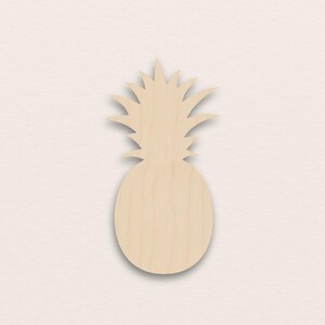 Op de afbeelding: Houten ananas uitgesneden, lichtbruin van kleur. De ananasvorm heeft een gedetailleerde kroon en een afgerond lichaam. Geschikt voor knutselen of decoratieve doeleinden.