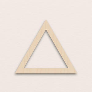 Può includere: Una cornice triangolare in legno con finitura in legno naturale. La cornice è una semplice forma geometrica, perfetta per l'artigianato o l'arredamento della casa. Il triangolo è centrato su uno sfondo beige chiaro.