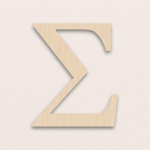 Op de afbeelding: Houten uitsparing van een hoofdletter Sigma. De letter is uitgesneden uit lichtgekleurd hout, met een zichtbare natuurlijke houtnerf. De Sigma-vorm heeft een kenmerkend hoekig ontwerp, met een platte boven- en onderkant en een diagonale lijn in het midden.