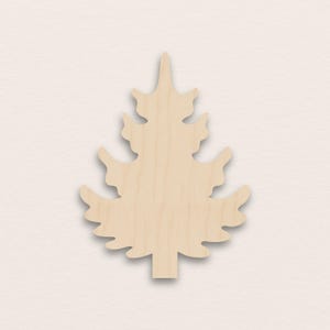 Puede incluir: Un recorte de madera en forma de árbol de Navidad. El árbol es de color marrón claro con una superficie lisa y un diseño sencillo. El árbol tiene una parte superior puntiaguda y varias capas de ramas.