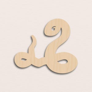 Könnte beinhalten: Holzausschnitt in Form der Zahl "2" mit stilisiertem Design. Die Zahl ist hellbraun und hat eine glatte Oberfläche. Der Ausschnitt befindet sich auf einem hellbeigen Hintergrund.