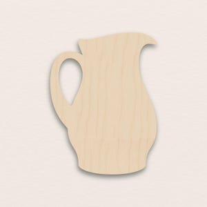 Puede incluir: Recorte de jarra de madera con asa y boquilla. La jarra está hecha de madera de color claro y tiene una superficie lisa. El recorte es un diseño simple y elegante, adecuado para manualidades o decoración del hogar.