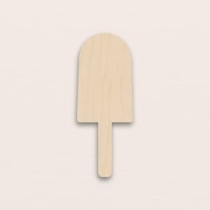 Puede incluir: Un soporte de manualidades de madera con forma de paleta helada. El soporte es de madera de color claro y presenta una parte superior redondeada y un mango en forma de palo. Perfecto para proyectos de bricolaje.