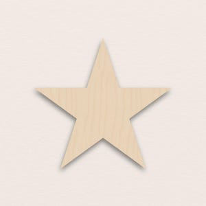 Könnte beinhalten: Ein fünfzackiger Stern aus hellem Holz. Der Stern hat eine natürliche Holzmaserung und eine glatte Oberfläche. Der Stern ist ein dekoratives Element, geeignet für Bastelarbeiten oder Heimdekoration.