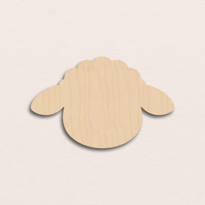 Può includere: Un ritaglio di legno a forma di testa di pecora, con un corpo arrotondato e due forme di orecchie. La testa della pecora è marrone chiaro e ha una superficie liscia. Ideale per lavori manuali e progetti fai-da-te.