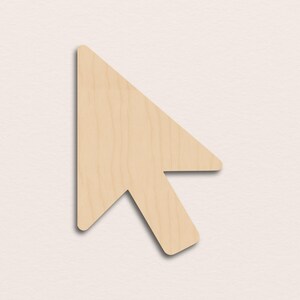 Op de afbeelding: Een houten pijlcursor met een lichte, bruine kleur en zichtbare houtnerf. De cursor heeft een puntige kop en een haakse staart, met een zachte schaduw op een neutrale achtergrond. Geschikt voor knutselprojecten en decoratie.