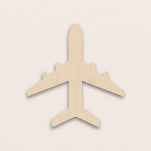 Pode incluir: Recorte de avião em madeira, de cor bege claro. O avião tem uma fuselagem central com asas e cauda, tudo cortado de uma única peça de madeira. As asas têm vários recortes de motor. O fundo é bege claro.