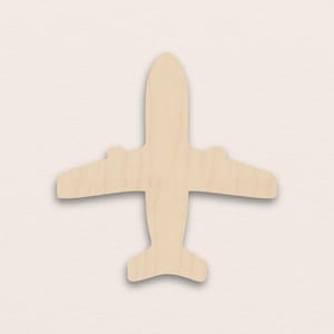 Peut inclure: Découpe d'avion en bois de couleur bois naturel. L'avion a des ailes, une queue et un fuselage. Les ailes s'étendent des côtés du fuselage. La découpe est de couleur beige clair et est probablement destinée à l'artisanat ou à la décoration.