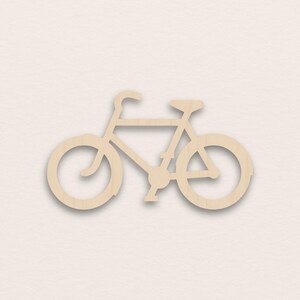 Può includere: Sagoma di bicicletta in legno color chiaro. La bicicletta presenta un design classico del telaio con due ruote, un sellino, un manubrio e pedali. La sagoma è posta su uno sfondo neutro, evidenziando la forma della bicicletta.
