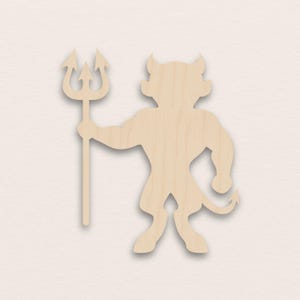 Op de afbeelding: Houten silhouet van een cartoon duivelsfiguur, met een drietand. De duivel heeft hoorns, een staart en gespierde armen. De uitsparing is gemaakt van lichtgekleurd hout en staat tegen een neutrale achtergrond.