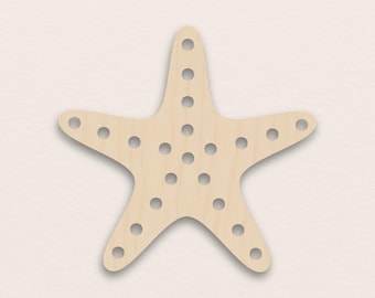Pode incluir: Uma estrela do mar de madeira clara com vários pequenos orifícios espaçados uniformemente. A estrela do mar tem cinco pontas e provavelmente se destina a artesanato ou decoração. Os orifícios são circulares.