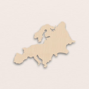 Può includere: Un ritaglio di legno del continente europeo. La mappa è marrone chiaro con una texture di venatura del legno naturale. Il ritaglio è posto su uno sfondo neutro, con un sottile effetto ombra.
