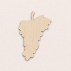 Può includere: Sagoma in legno a forma di grappolo d'uva con foglia e gambo. Il legno chiaro ha una venatura naturale. L'uva è rotonda e raggruppata. Adatto per progetti di artigianato o decorativi.