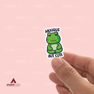 Grenouille anxieuse mais mignonne, autocollant livresque pour Kindle, bouteille d'eau, journal intime, cadeau parfait pour les lecteurs - Art grenouille verte - Sticker grenouille mignonne