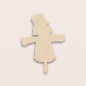 Può includere: Sagoma in legno di uno spaventapasseri con le braccia tese. Lo spaventapasseri ha un cappello, un corpo simile a un vestito e un paletto in basso. Il legno è di colore marrone chiaro naturale e ha una finitura liscia. Per artigianato o decorazione.