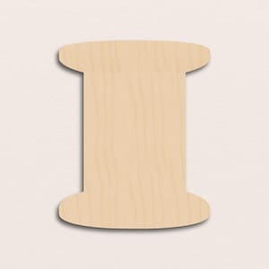 Può includere: Un grezzo di legno a forma di rocchetto. Il rocchetto è di colore marrone chiaro con venature del legno visibili. Le sezioni superiore e inferiore sono arrotondate, collegate da una sezione centrale rettangolare. I bordi hanno una leggera ombra.